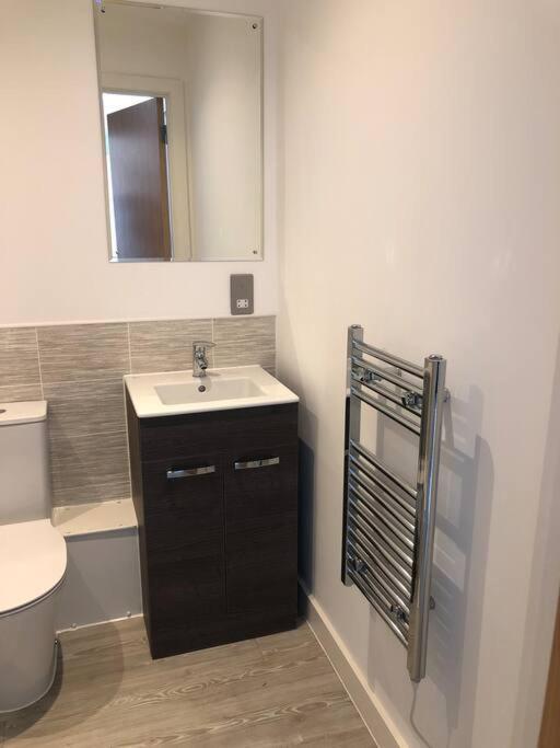 3 Bedroom Apartment Free Parking Manchester Bagian luar foto
