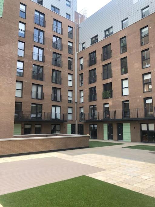3 Bedroom Apartment Free Parking Manchester Bagian luar foto