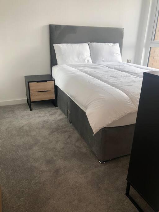 3 Bedroom Apartment Free Parking Manchester Bagian luar foto