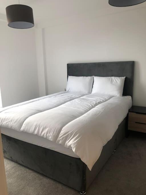 3 Bedroom Apartment Free Parking Manchester Bagian luar foto
